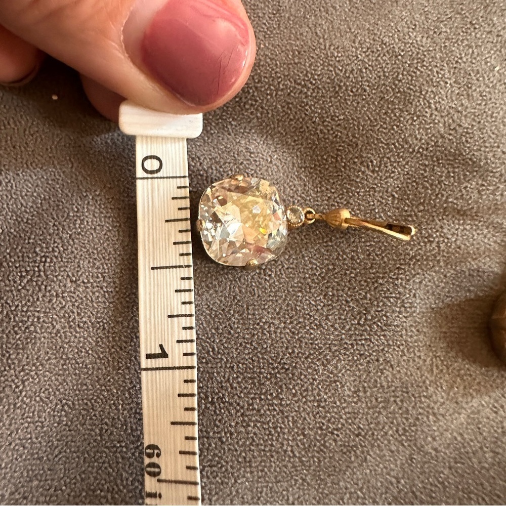 Elegant Vintage-Style Gold Leverback Earrings Cushion Cut Crystal Drops Sparkle - Picture 5 of 7